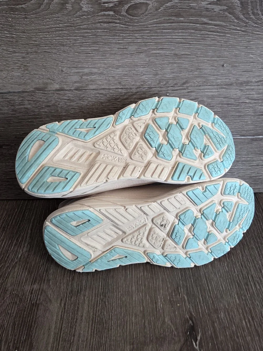 HOKA Arahi 7 Running Shoe Size 7.5 Wide Vanilla/Cream